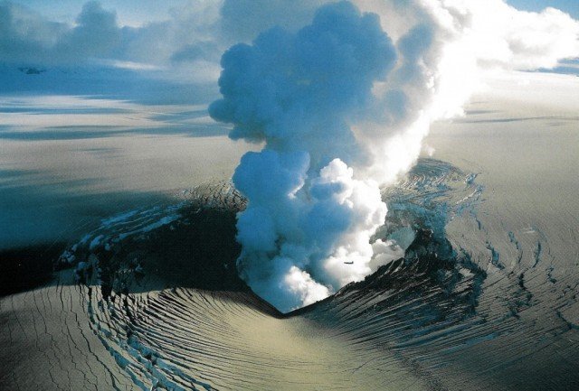 Bardarbunga volcano eruption sparks red alert for aviation industry