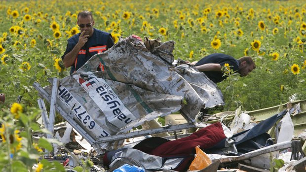 Dutch and Australian forensic experts have found human remains at the site of the flight MH17 crash in east Ukraine