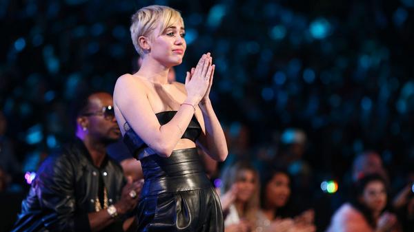 Miley Cyrus let a homeless man accept her award for video of the year at the MTV VMA’s 2014