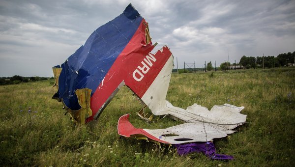 New clashes in eastern Ukraine have forced the international forensics team to halt operations in part of the vast crash site of Malaysia Airlines flight MH17