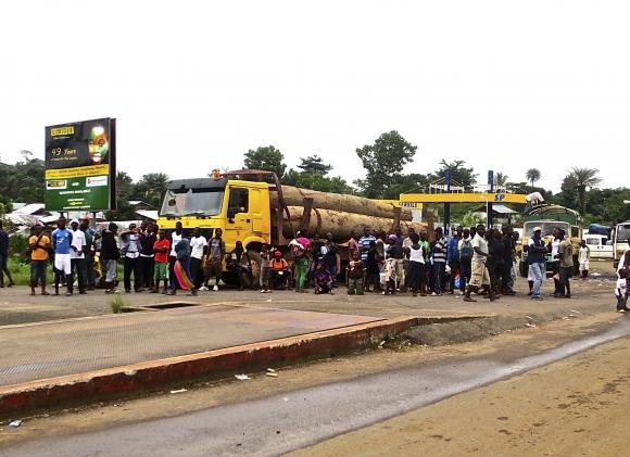 The Liberian quarantine centre for suspected Ebola patients in Monrovia has been attacked and looted by protesters