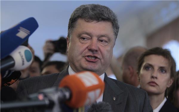 Ukraine's President Petro Poroshenko has dissolved parliament and called snap elections for October 26
