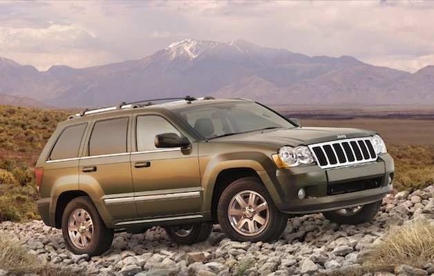 Chrysler is recalling almost 189,000 Jeep Grand Cherokees and Dodge Durangos in the US to fix a fuel pump problem that can cause the SUVs to stall