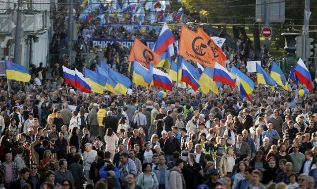 Tens of thousands of Russians have marched in Moscow to protest against the armed conflict in eastern Ukraine