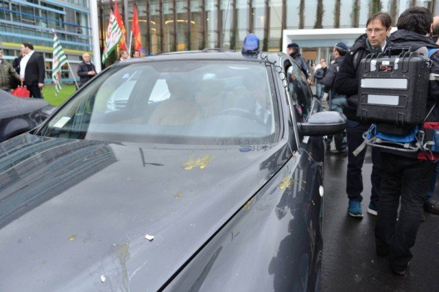 Eggs were thrown at Italian PM Matteo Renzi’s staff car as he arrived at a new Alcatel-Lucent factory