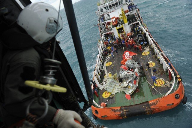 Indonesian teams searching for AirAsia flight QZ8501 main fuselage