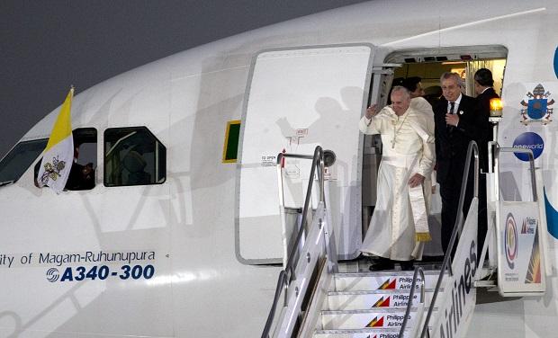 Pope Francis loses papal hat in Manila