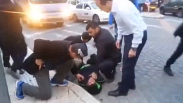 Jerusalem Mayor Nir Barkat wrestles attacker