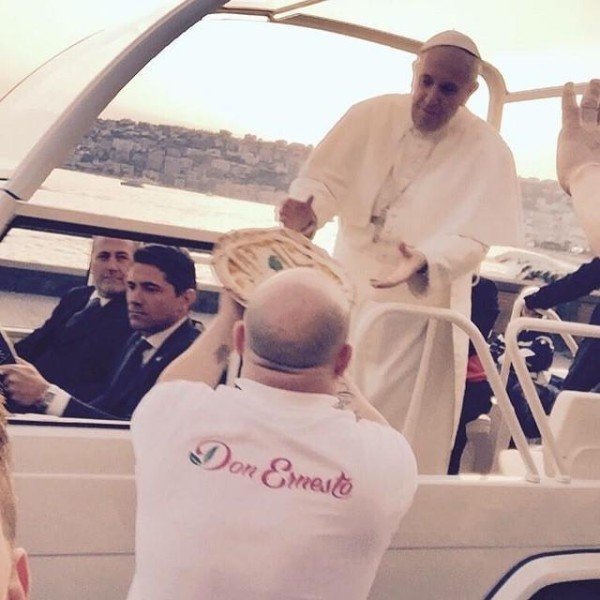 Pope Francis gets pizza in Naples