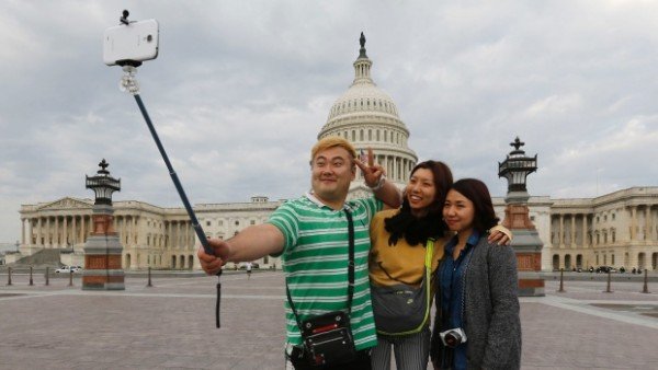 Selfie stick banned from Smithsonian museums and gardens
