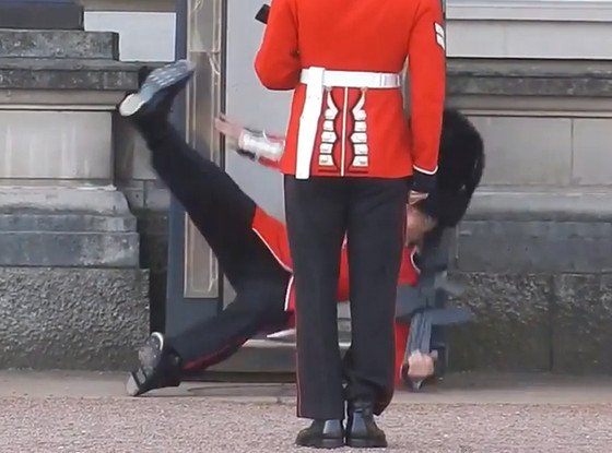 Buckingham Palace guard slips and falls in front of tourists