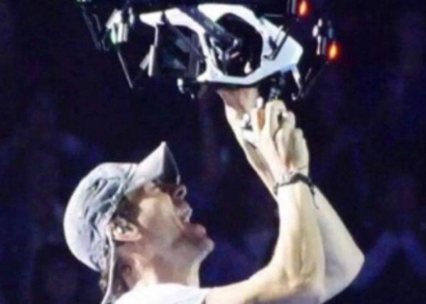 Enrique Iglesias drone injury 2015