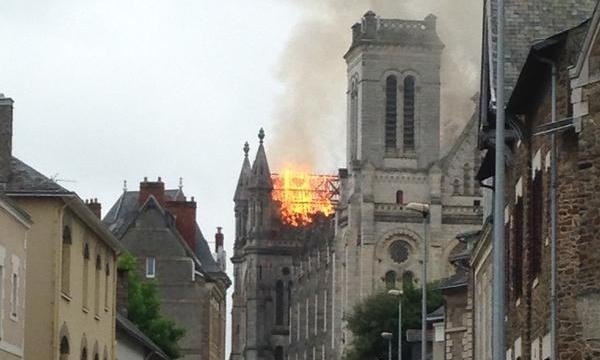 Huge fire engulfs Saint-Donatien basilica in Nantes