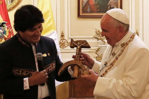 Pope Francis gifted Communist crucifix in Bolivia