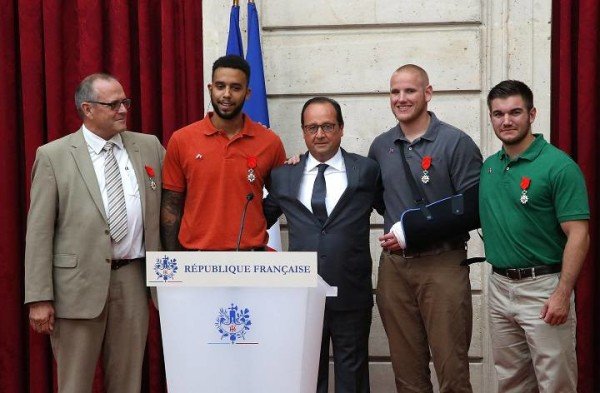 French train attack heroes decorated by Francois Hollande