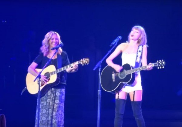 Taylor Swift and Lisa Kudrow on stage