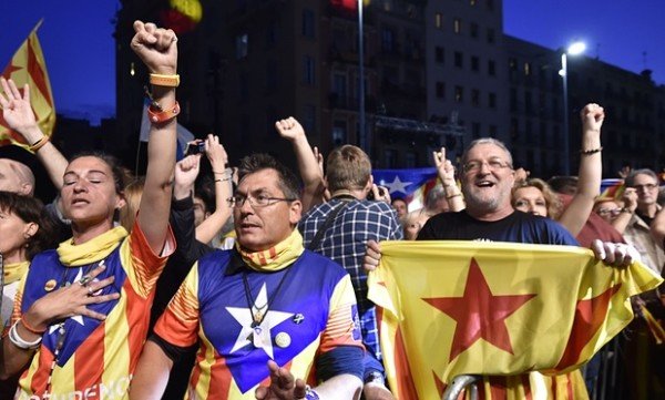 Catalonia separatists win regional elections 2015