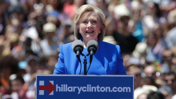 Hillary Clinton apologizes for using private email
