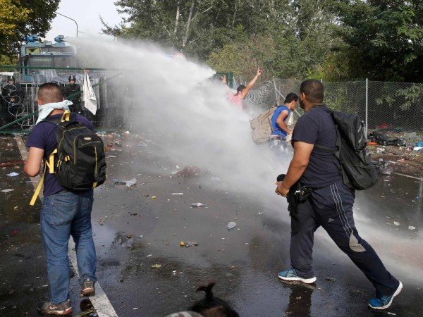 Hungary police fire at refugees