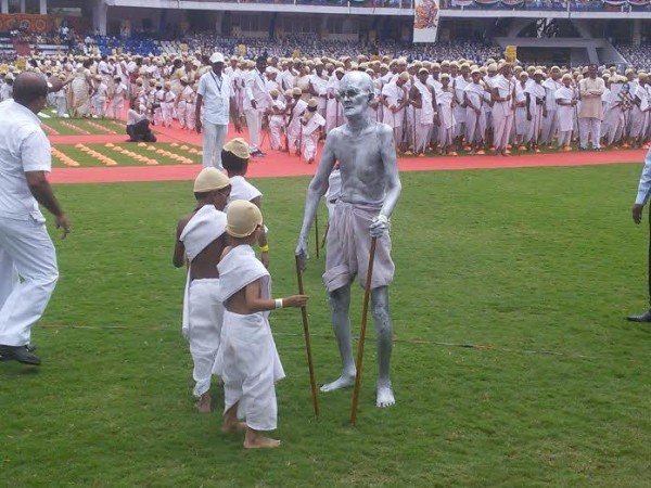 Mahatma Gandhi dress Guinness World Record