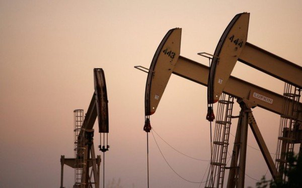 Oil prices fall below 28