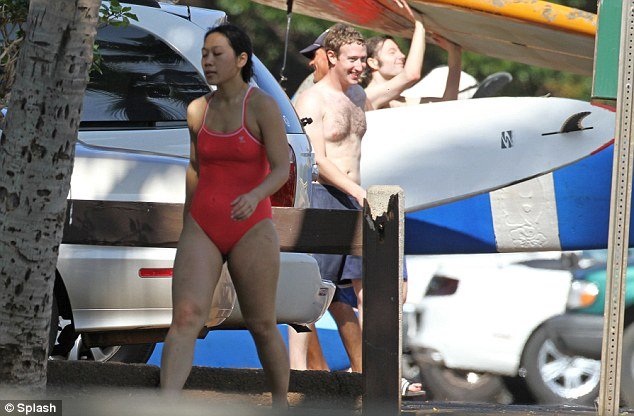 Mark-Zuckerberg-and-Priscilla-Chan-celebrate-their-first-Christmas-as-married-couple-in-Hawaii.jpg